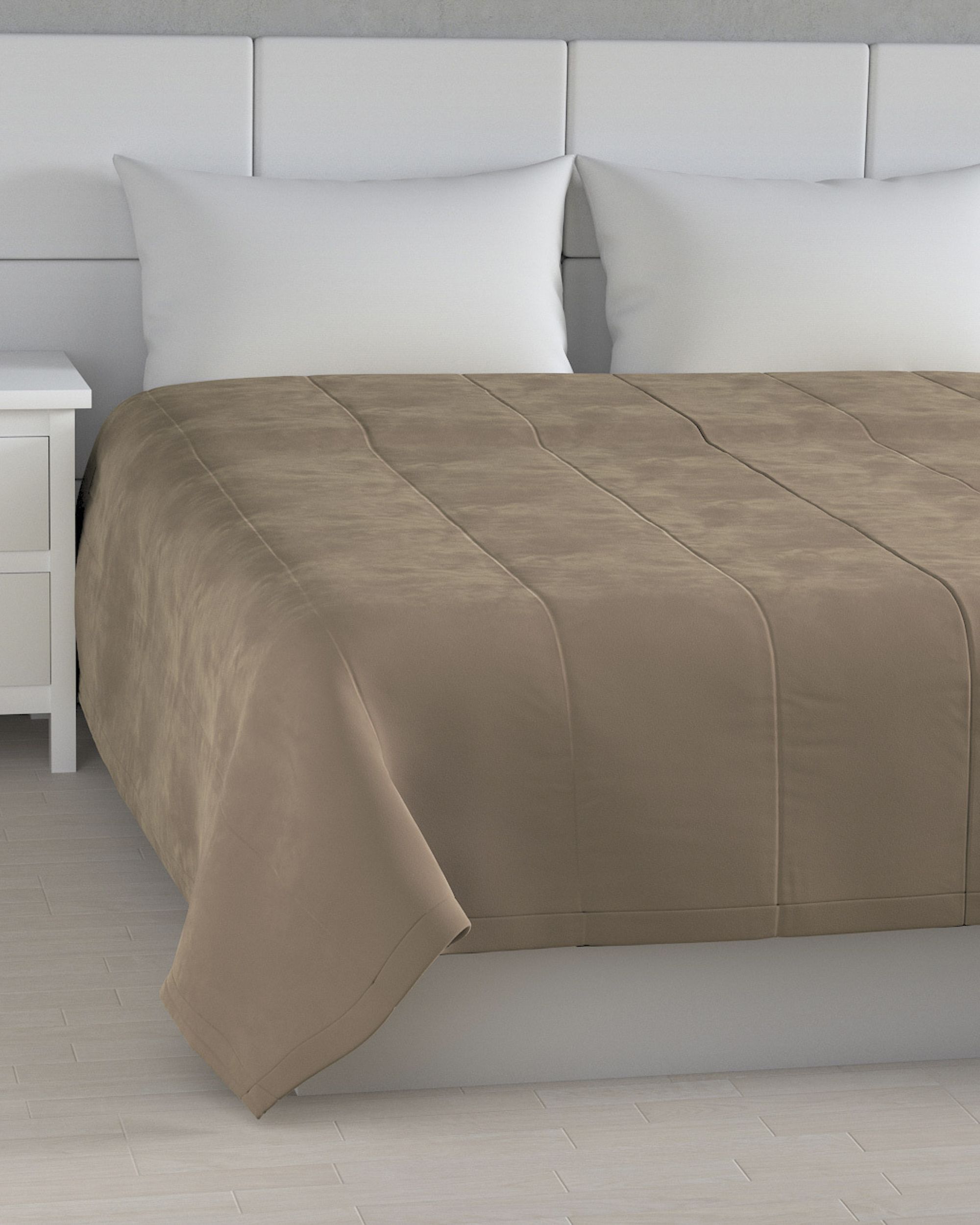 Sengetæppe quiltet<br/>i 25cm striber i velour farve beige stof blank, velour