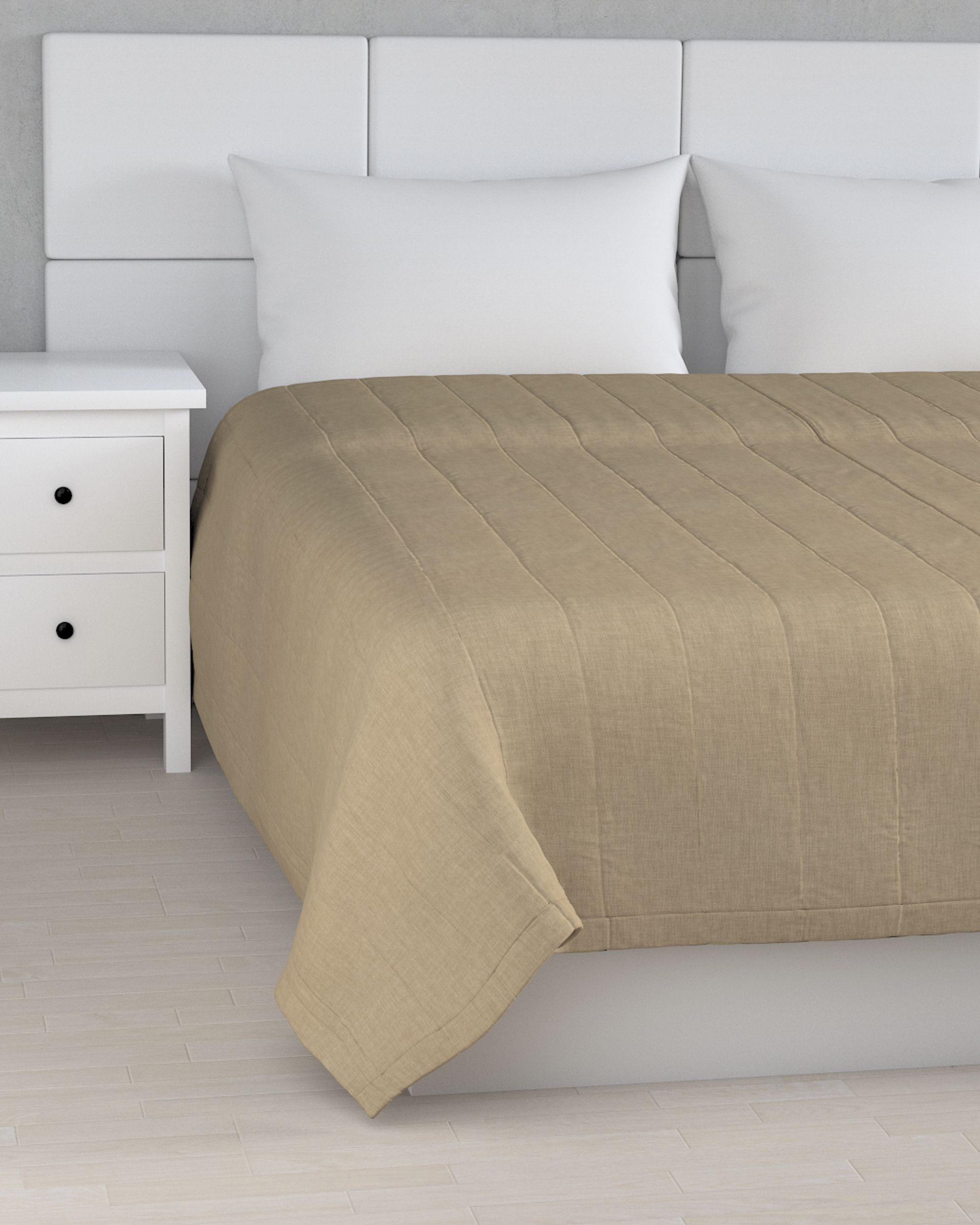 Sengetæppe quiltet<br/>10cm striber farve beige stof grov